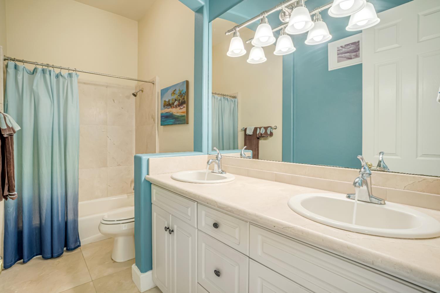122 W Goshen Ave, Clovis, CA 93611