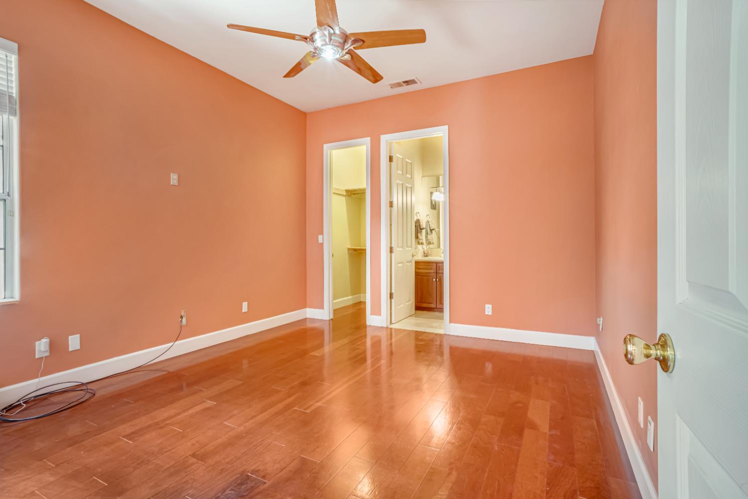 122 W Goshen Ave, Clovis, CA 93611