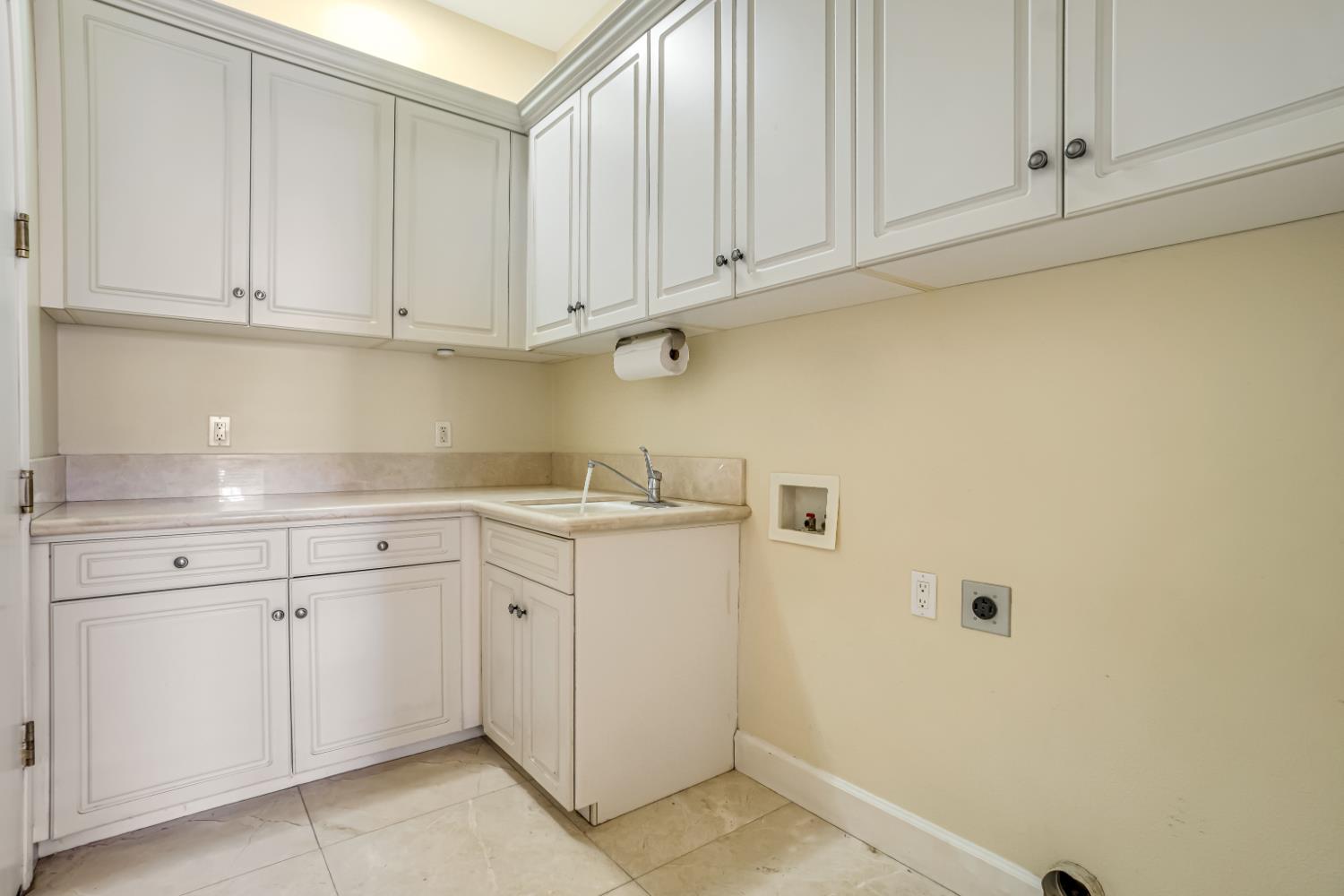 122 W Goshen Ave, Clovis, CA 93611
