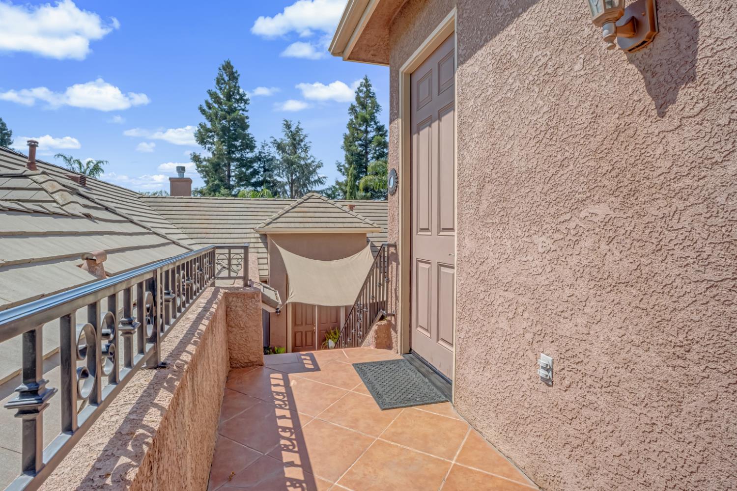 122 W Goshen Ave, Clovis, CA 93611