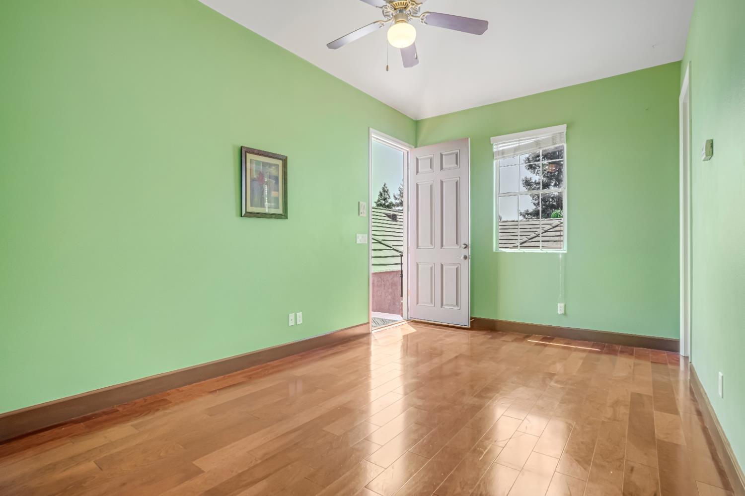 122 W Goshen Ave, Clovis, CA 93611