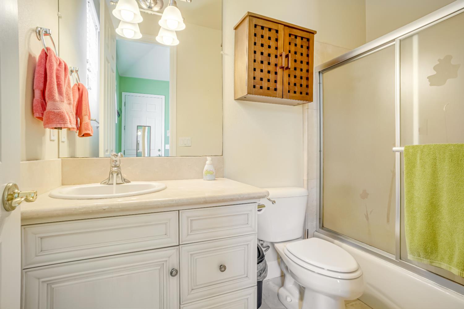 122 W Goshen Ave, Clovis, CA 93611