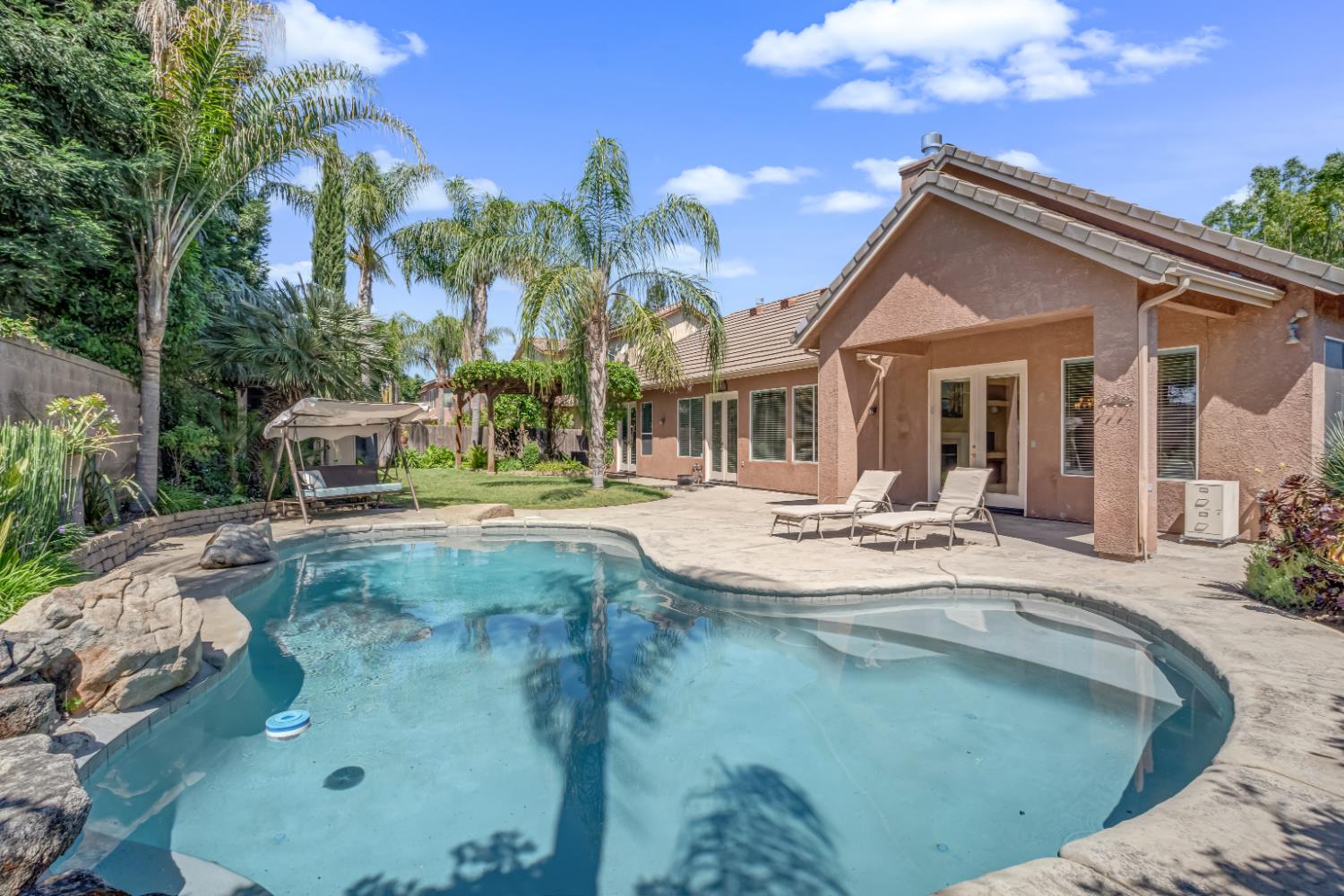 122 W Goshen Ave, Clovis, CA 93611