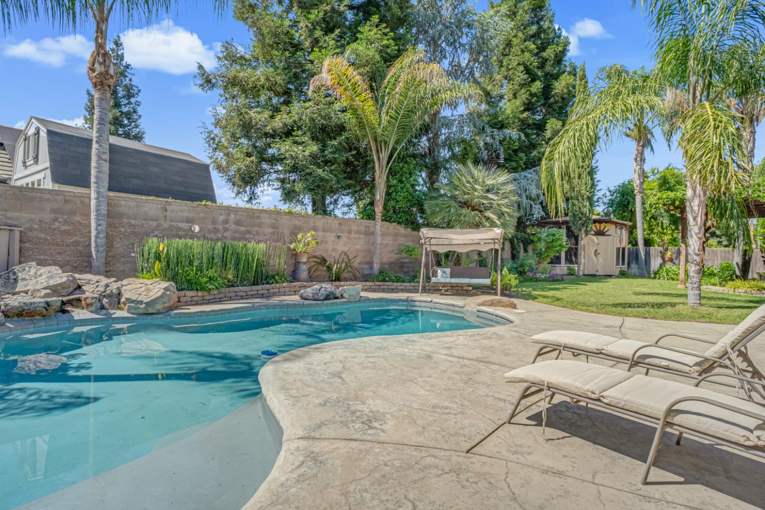 122 W Goshen Ave, Clovis, CA 93611