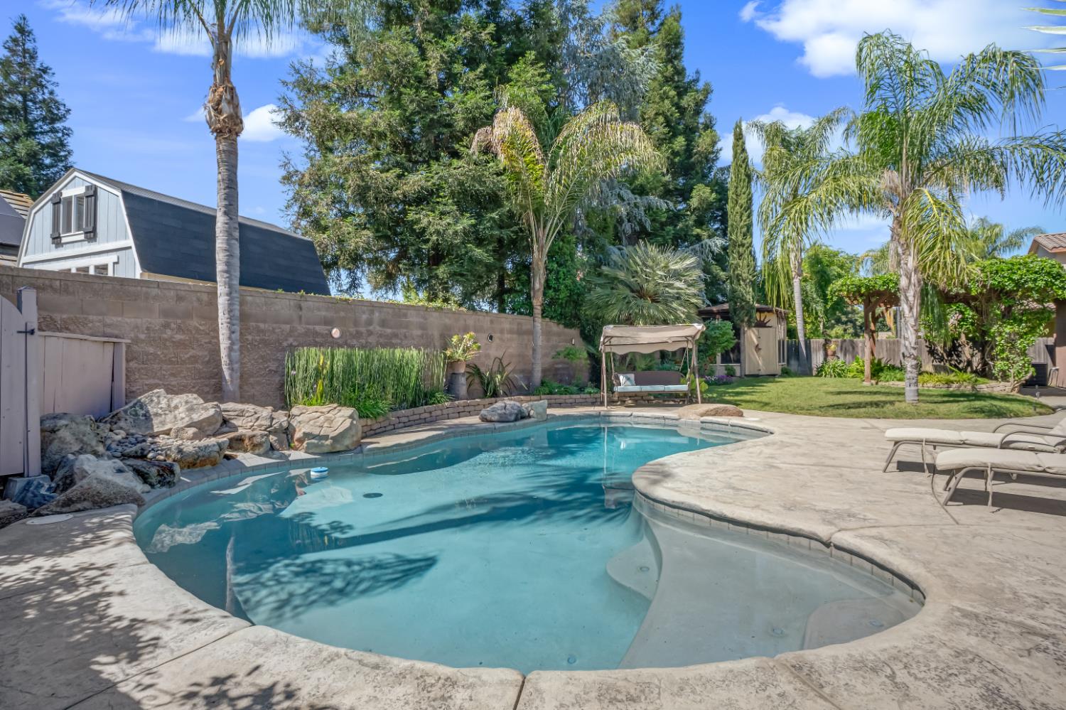 122 W Goshen Ave, Clovis, CA 93611