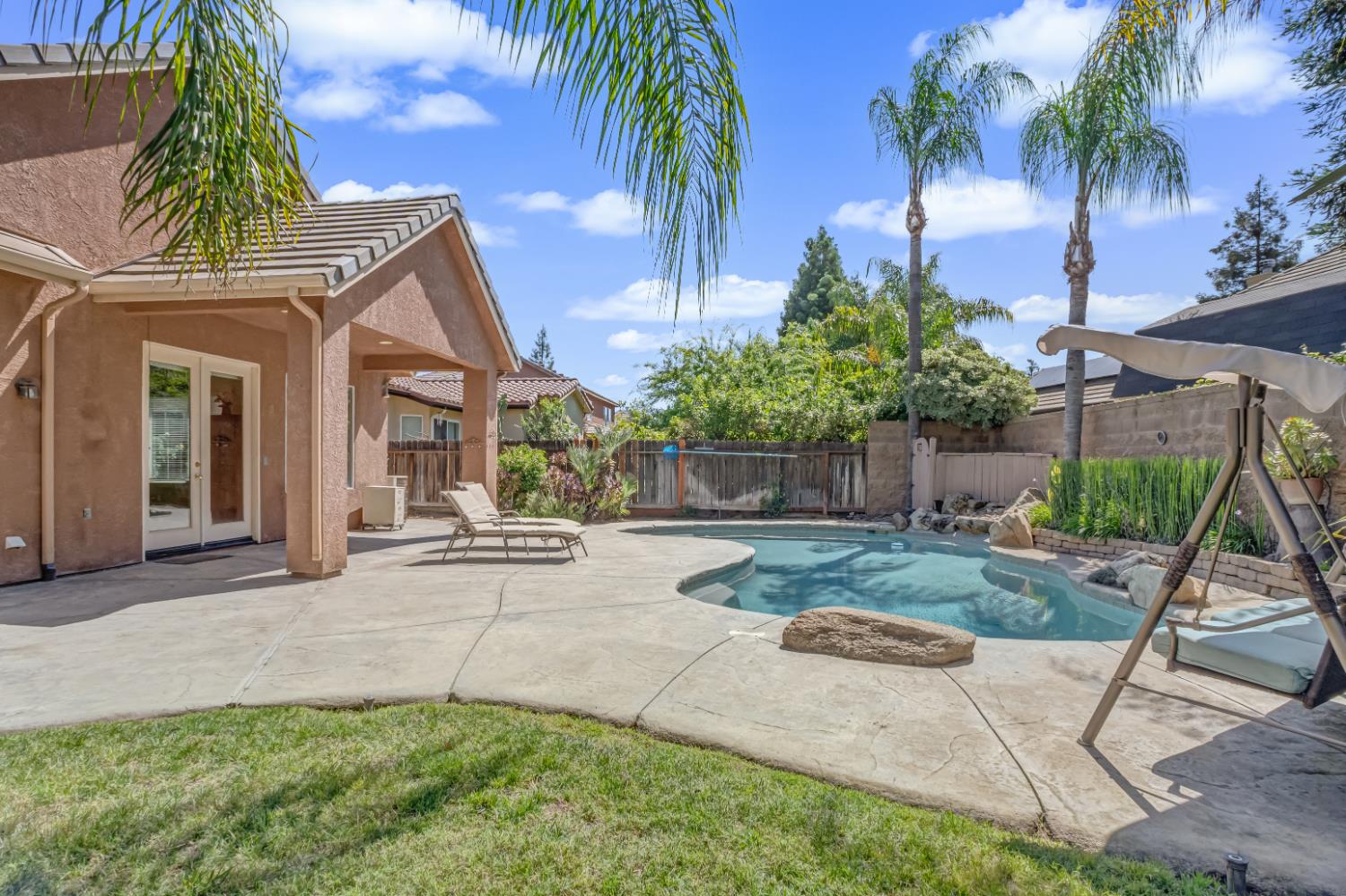 122 W Goshen Ave, Clovis, CA 93611