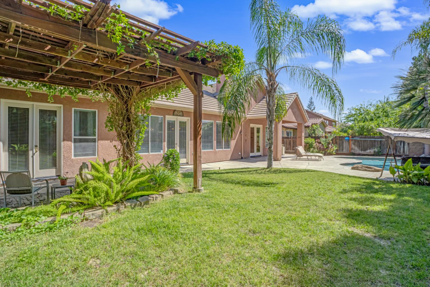 122 W Goshen Ave, Clovis, CA 93611