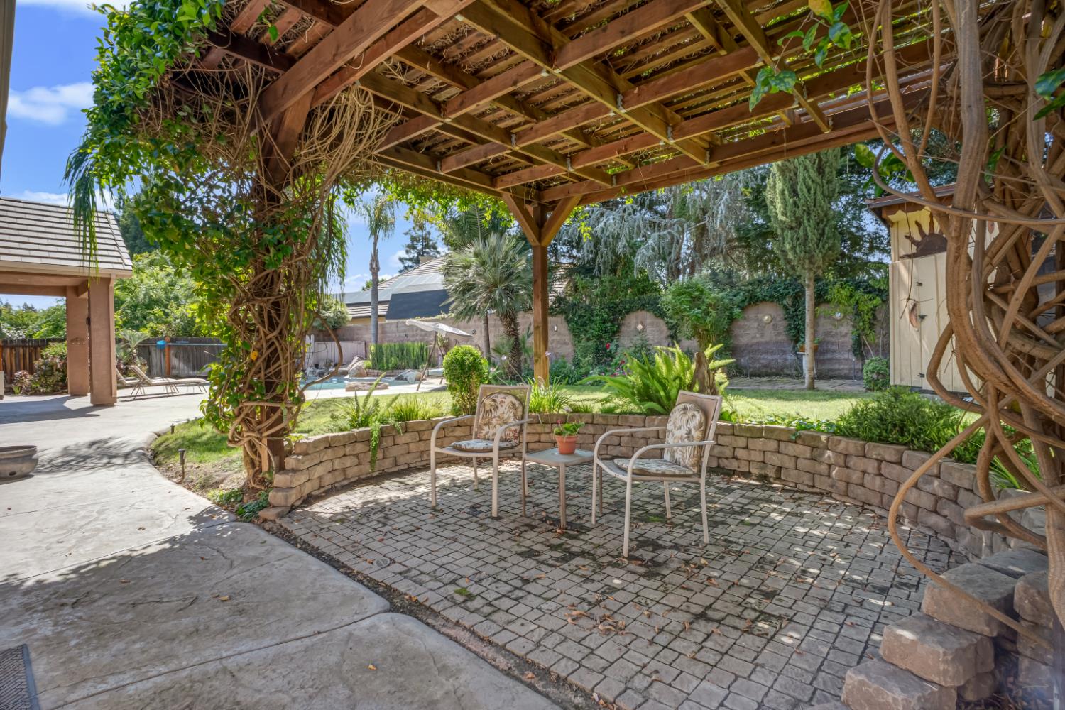 122 W Goshen Ave, Clovis, CA 93611
