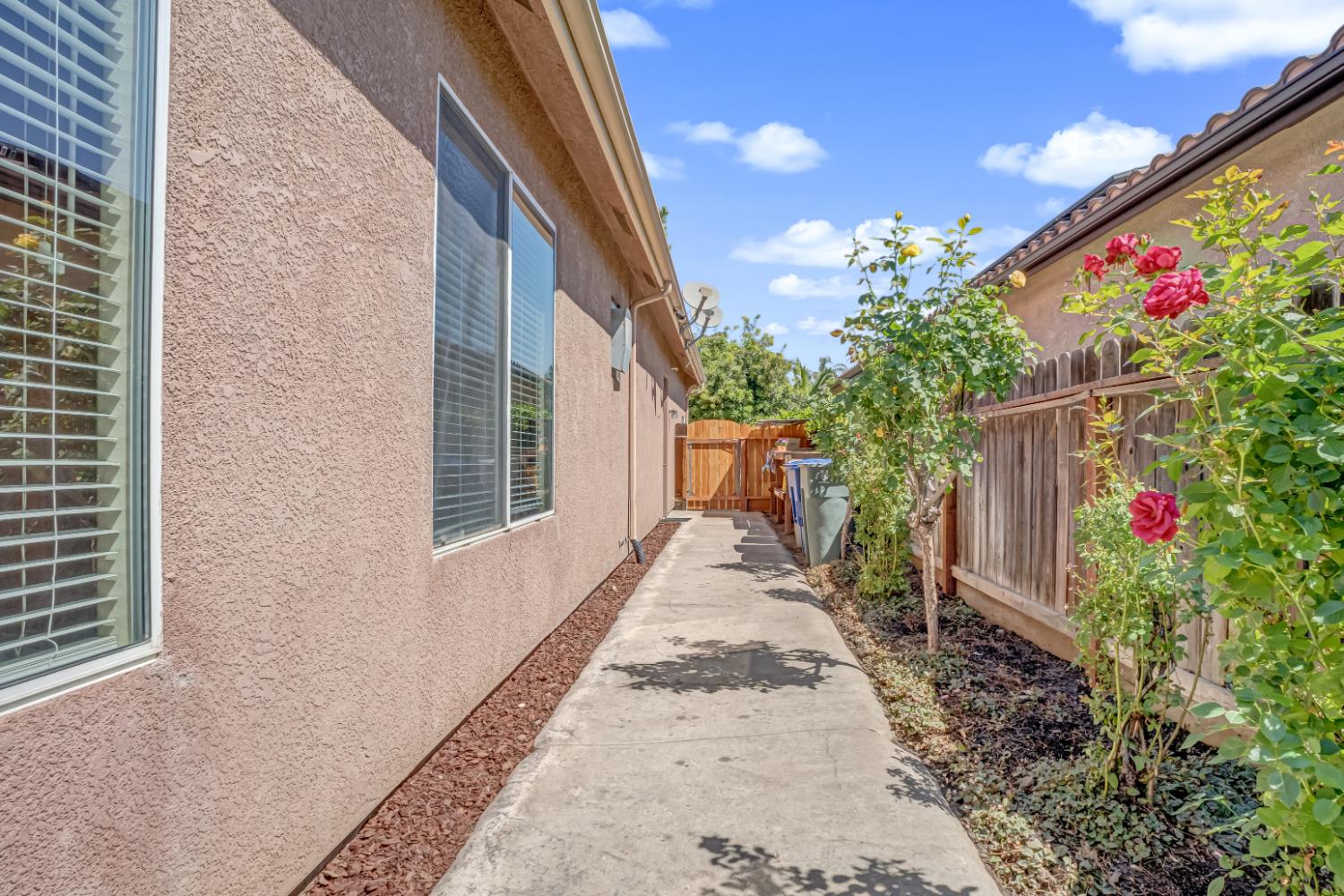 122 W Goshen Ave, Clovis, CA 93611