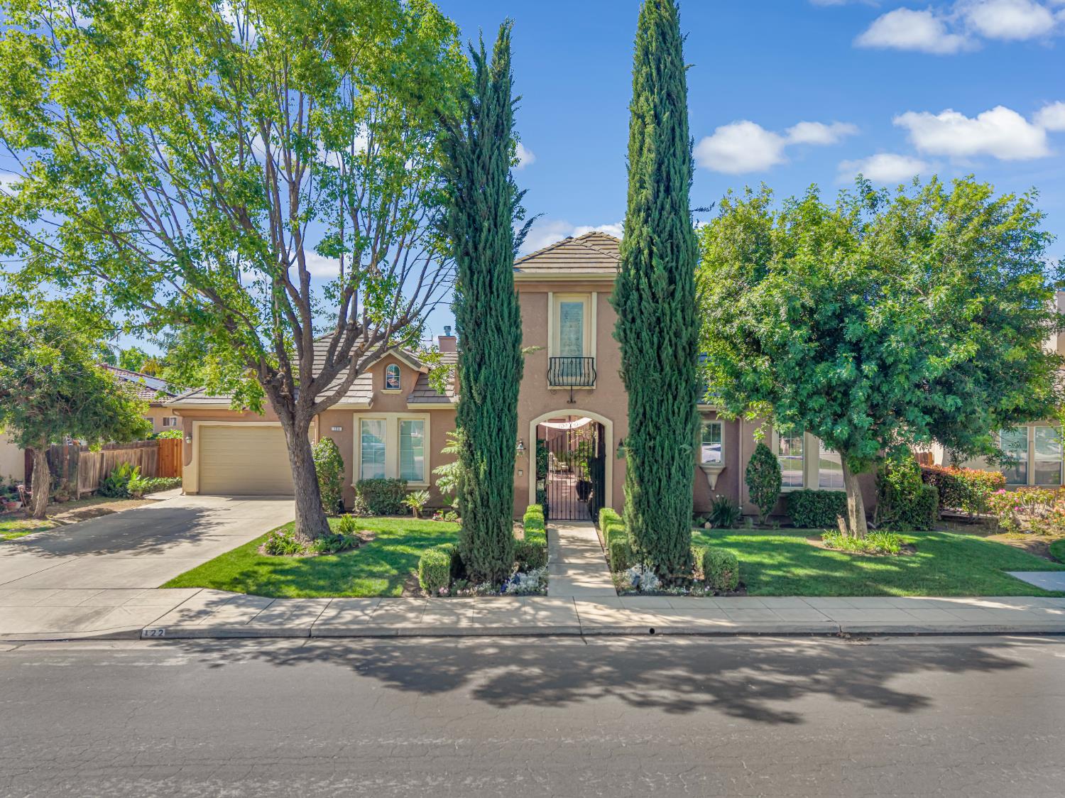 122 W Goshen Ave, Clovis, CA 93611