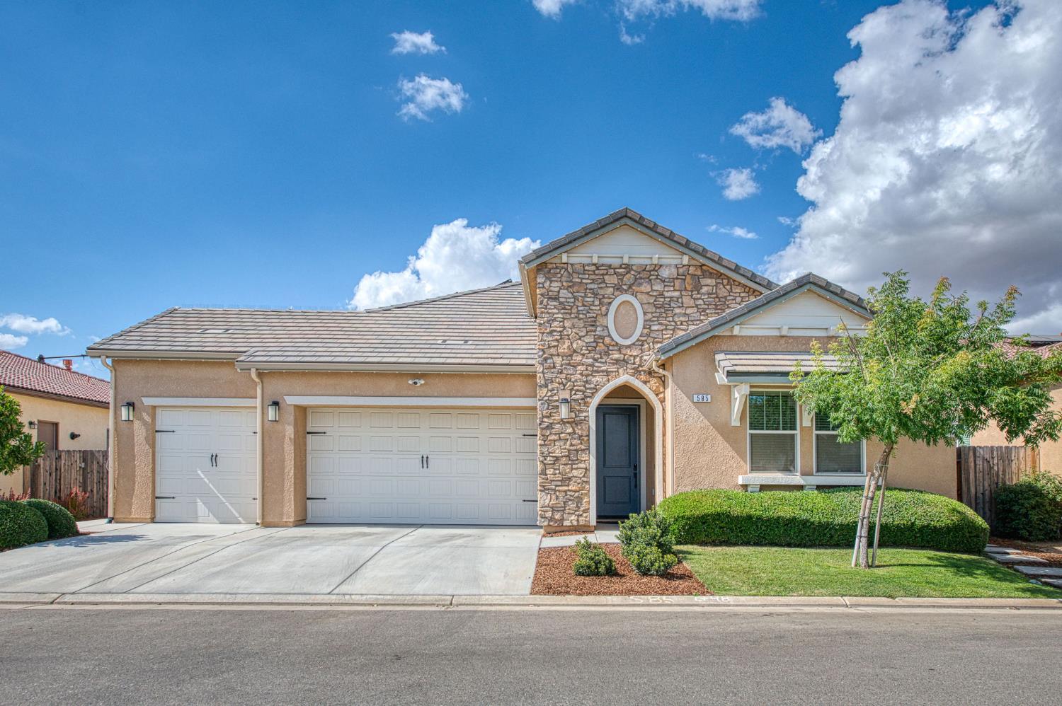 585 Bloom Ln, Clovis, CA 93619