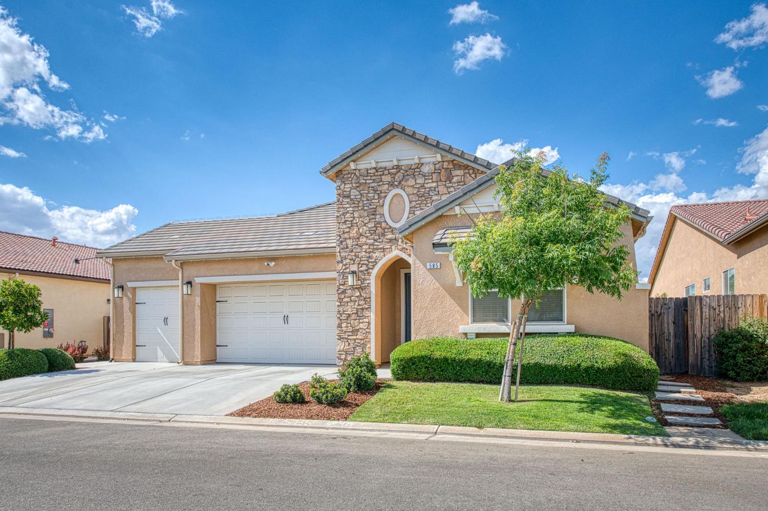 585 Bloom Ln, Clovis, CA 93619