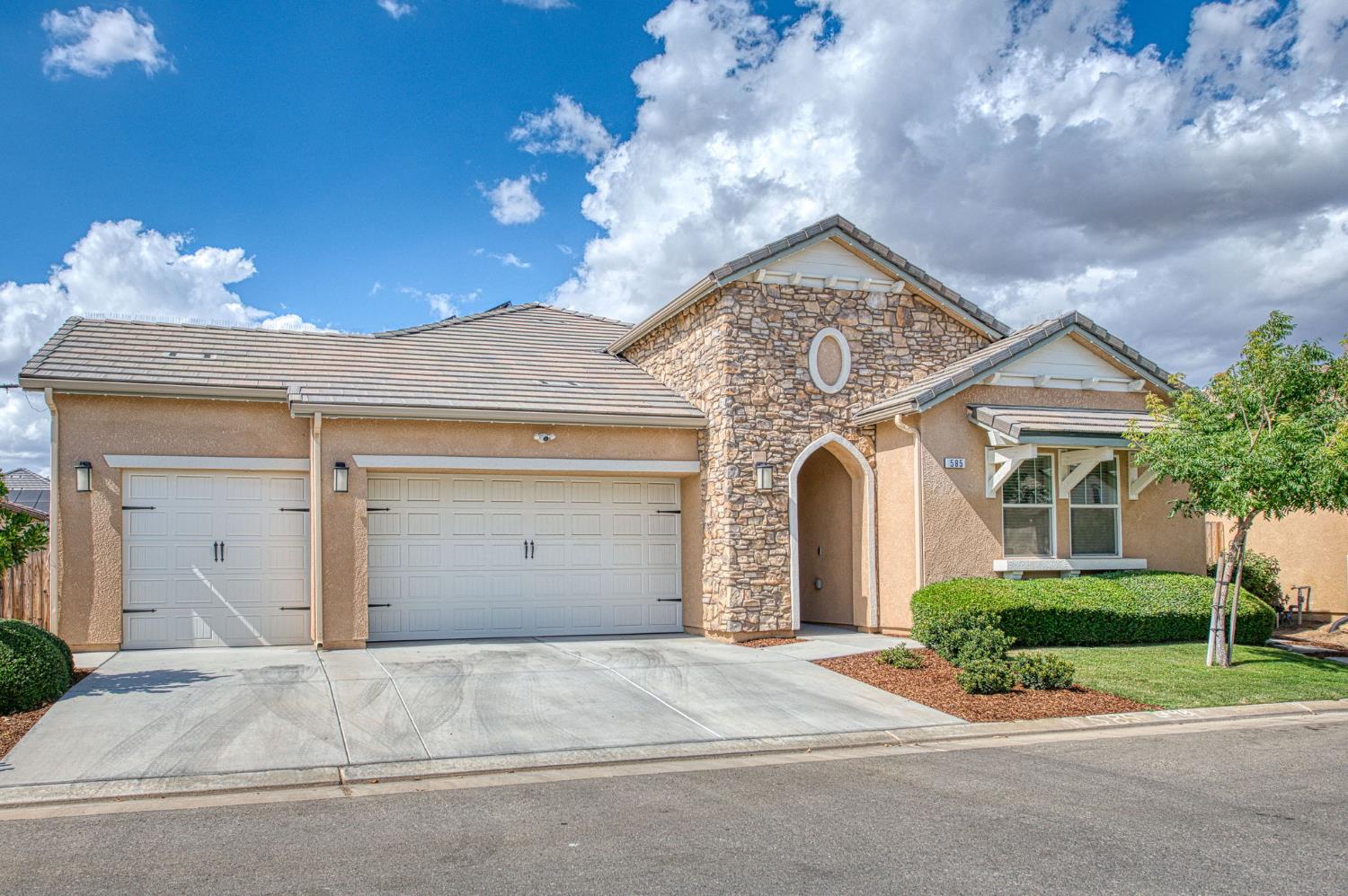 585 Bloom Ln, Clovis, CA 93619