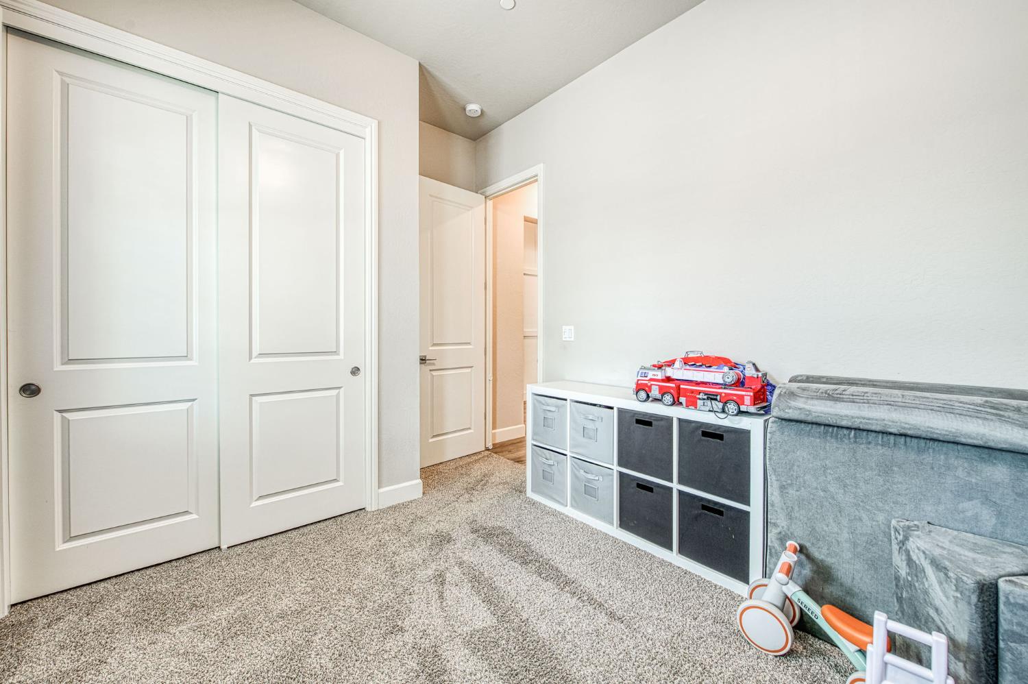 585 Bloom Ln, Clovis, CA 93619
