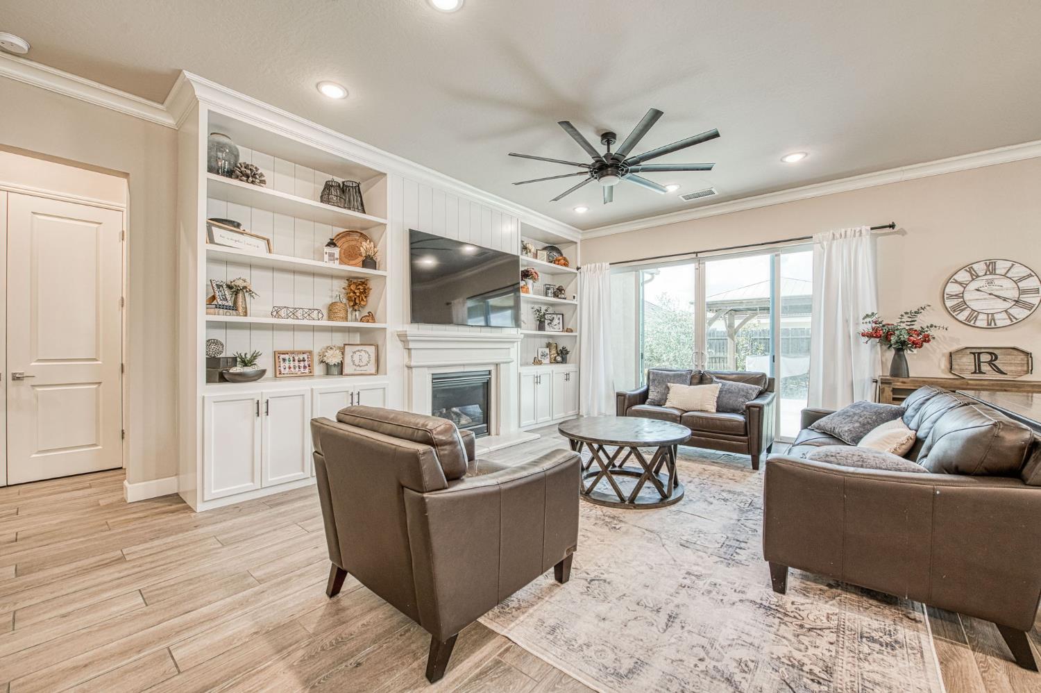 585 Bloom Ln, Clovis, CA 93619