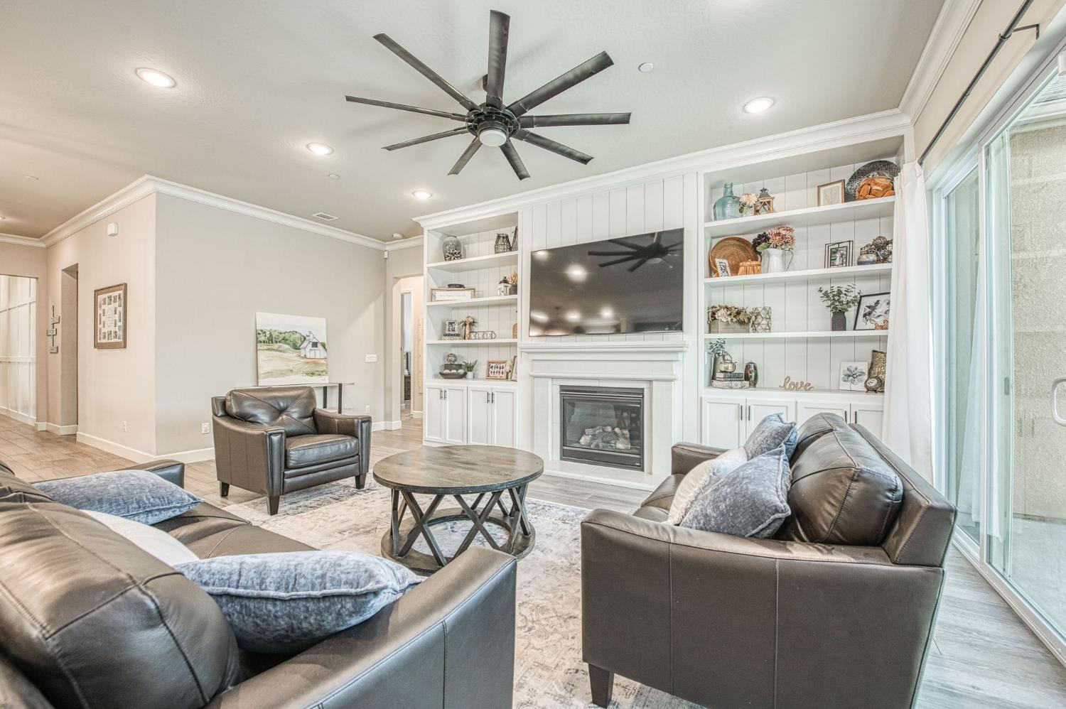 585 Bloom Ln, Clovis, CA 93619