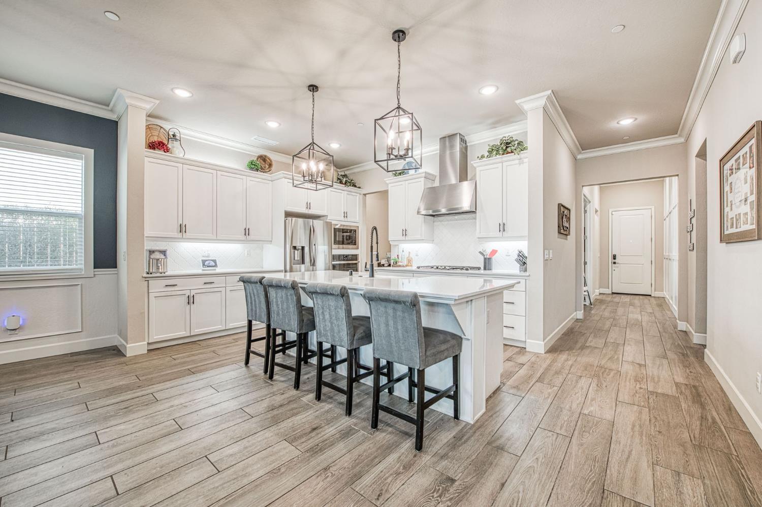 585 Bloom Ln, Clovis, CA 93619