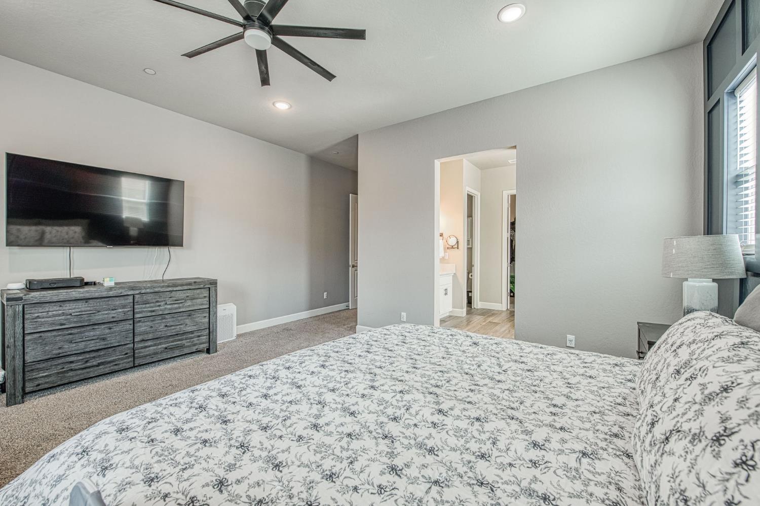 585 Bloom Ln, Clovis, CA 93619