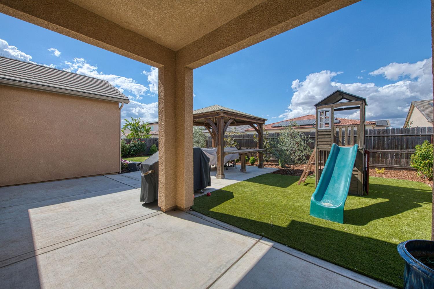 585 Bloom Ln, Clovis, CA 93619