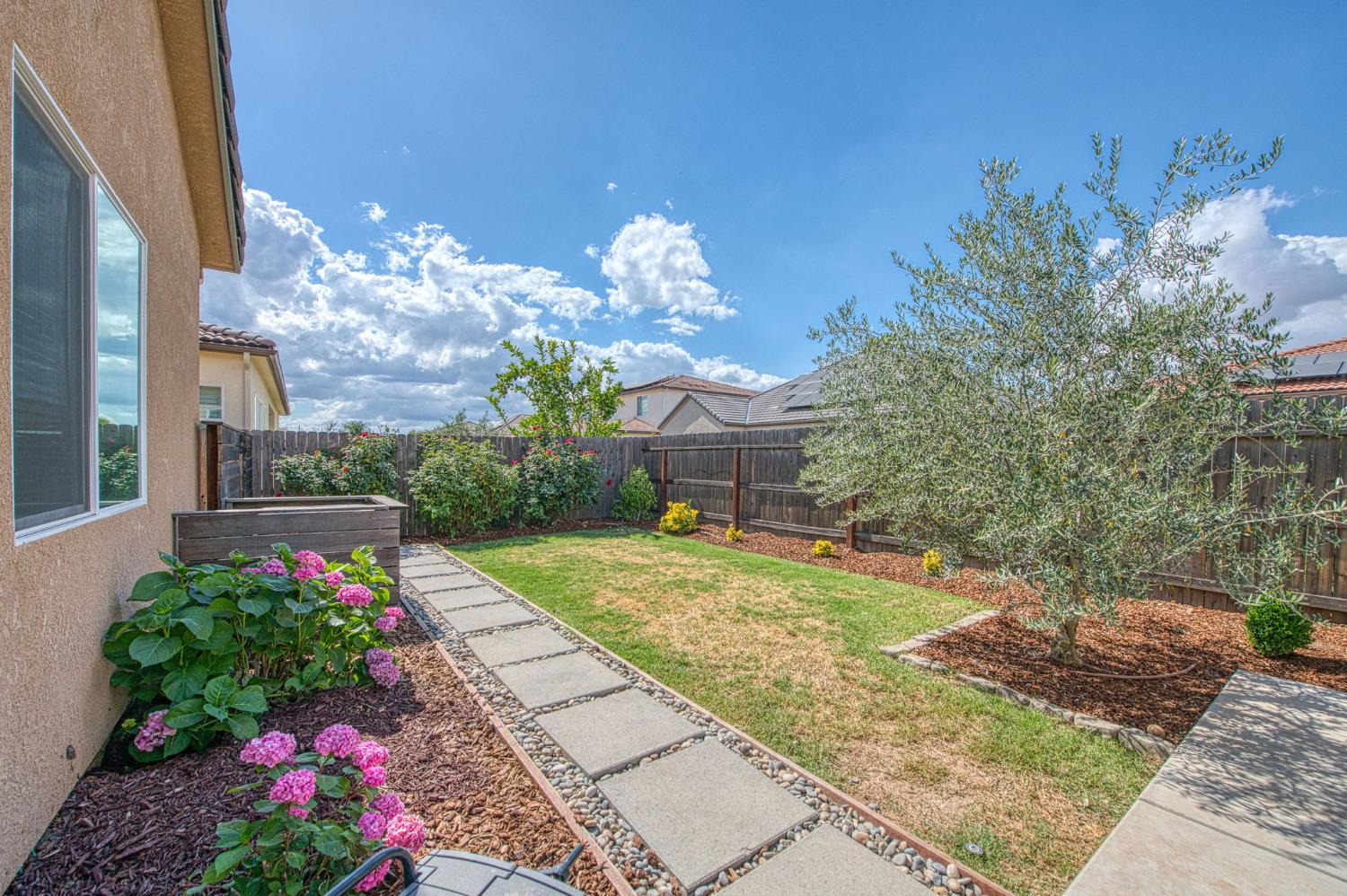 585 Bloom Ln, Clovis, CA 93619