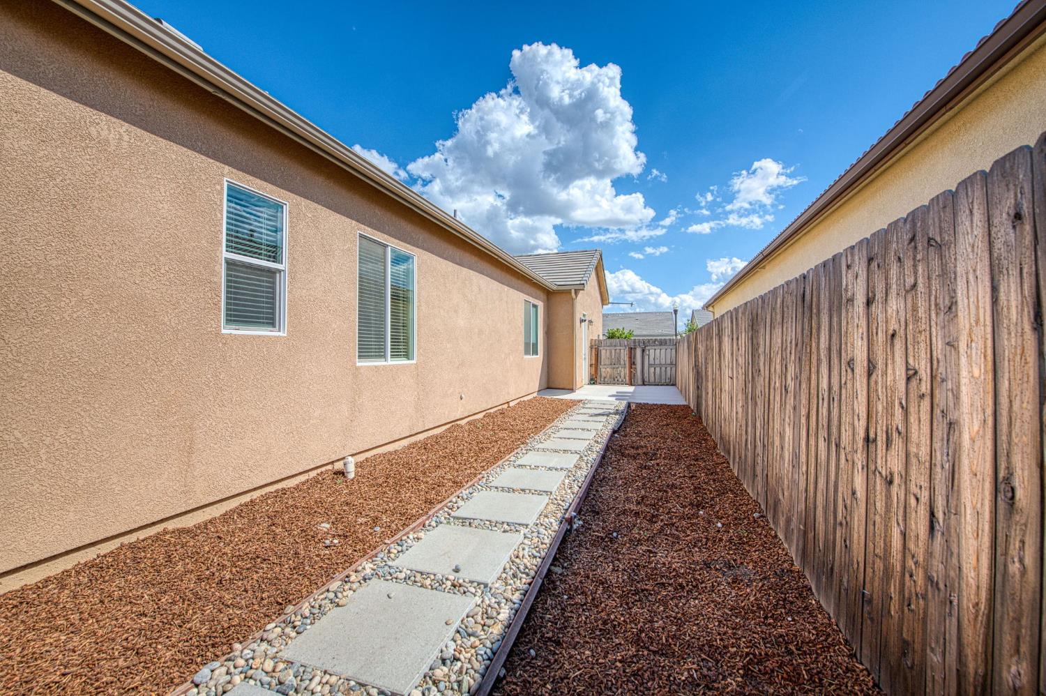 585 Bloom Ln, Clovis, CA 93619