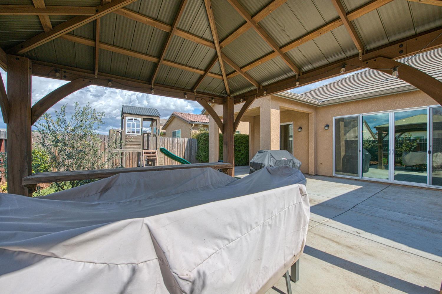 585 Bloom Ln, Clovis, CA 93619