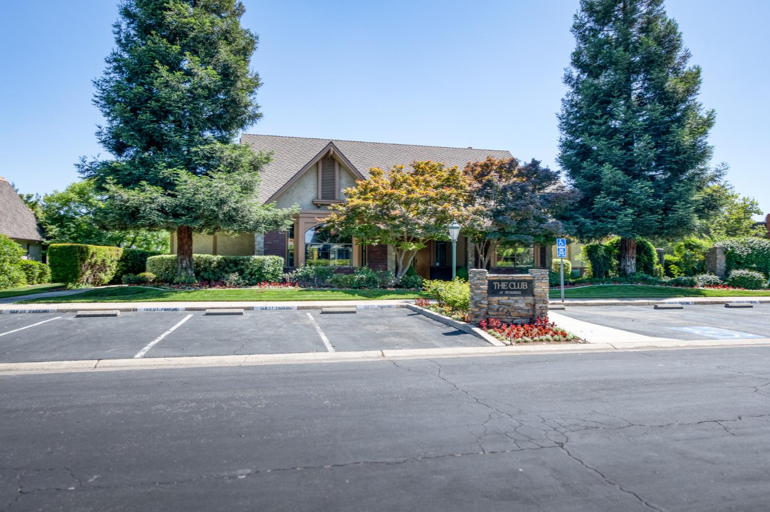 2802 W Downing Ct, Fresno, CA 93711