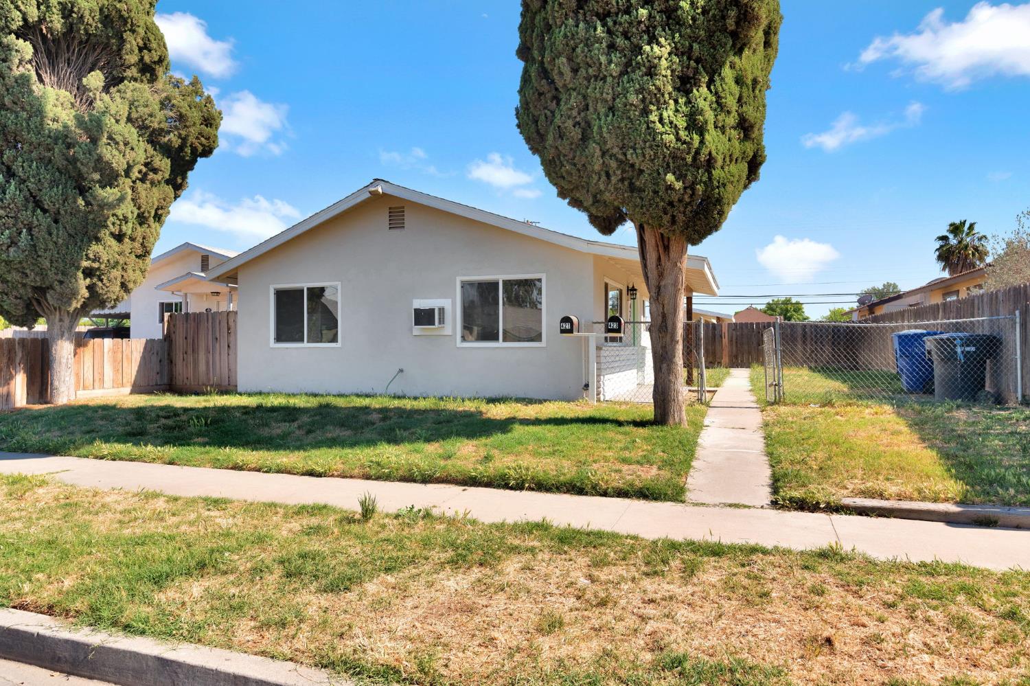 421 E 11Th St, Hanford, CA 93230