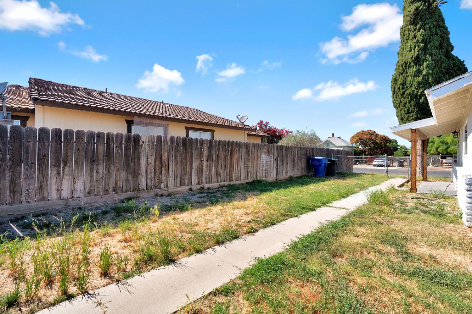 421 E 11Th St, Hanford, CA 93230