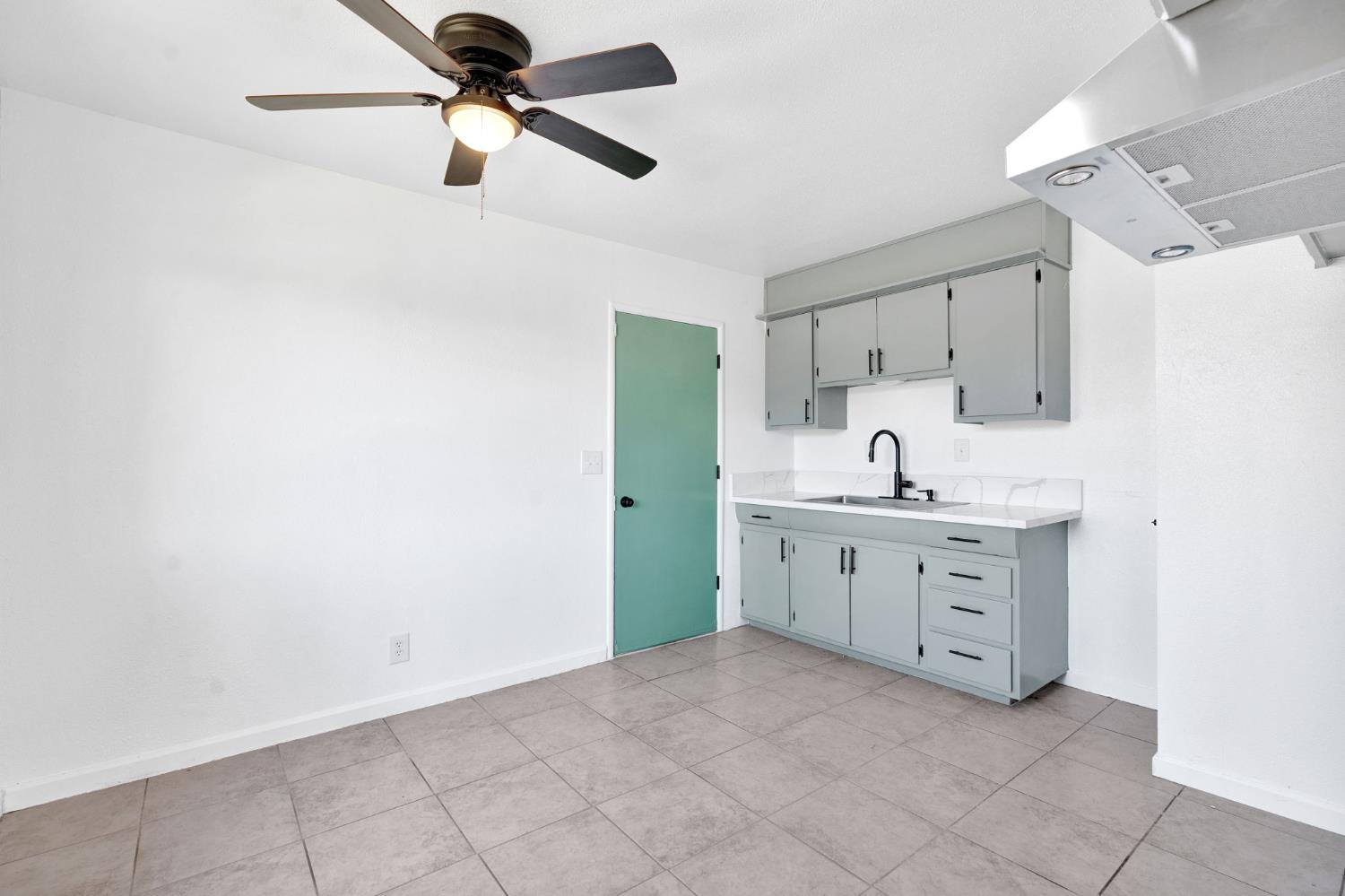 421 E 11Th St, Hanford, CA 93230