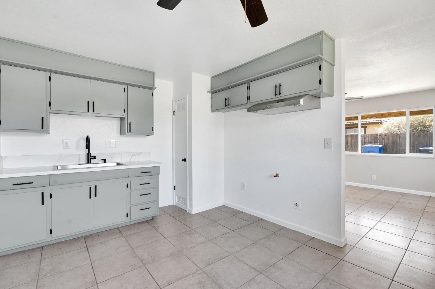 421 E 11Th St, Hanford, CA 93230