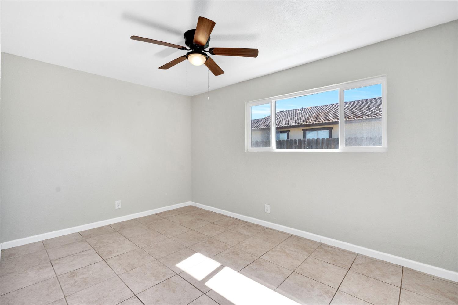 421 E 11Th St, Hanford, CA 93230