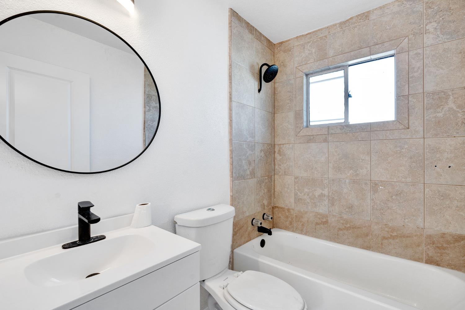 421 E 11Th St, Hanford, CA 93230
