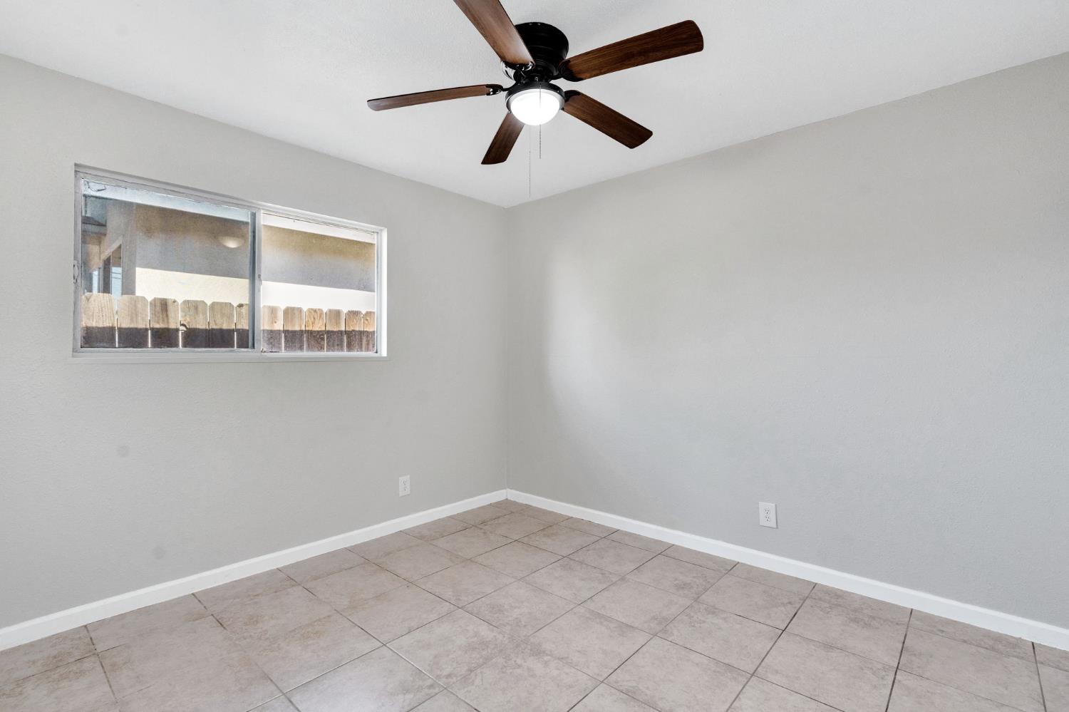 421 E 11Th St, Hanford, CA 93230