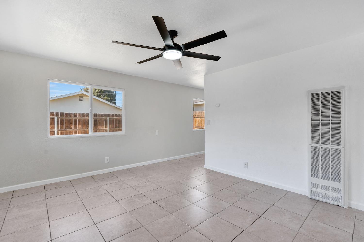 421 E 11Th St, Hanford, CA 93230