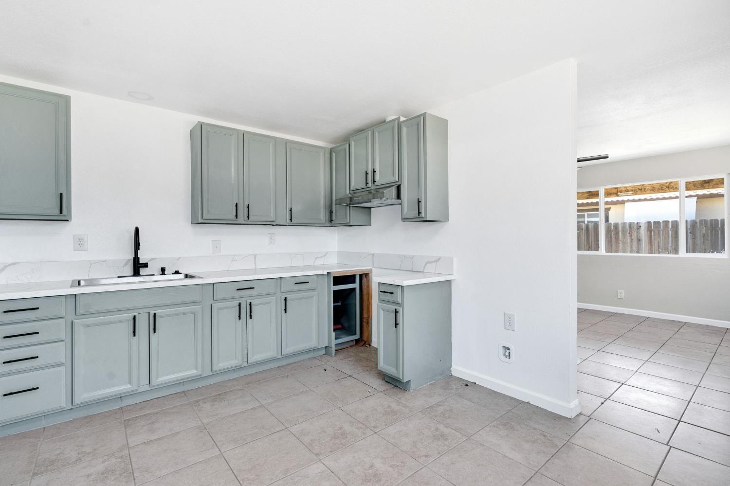 421 E 11Th St, Hanford, CA 93230