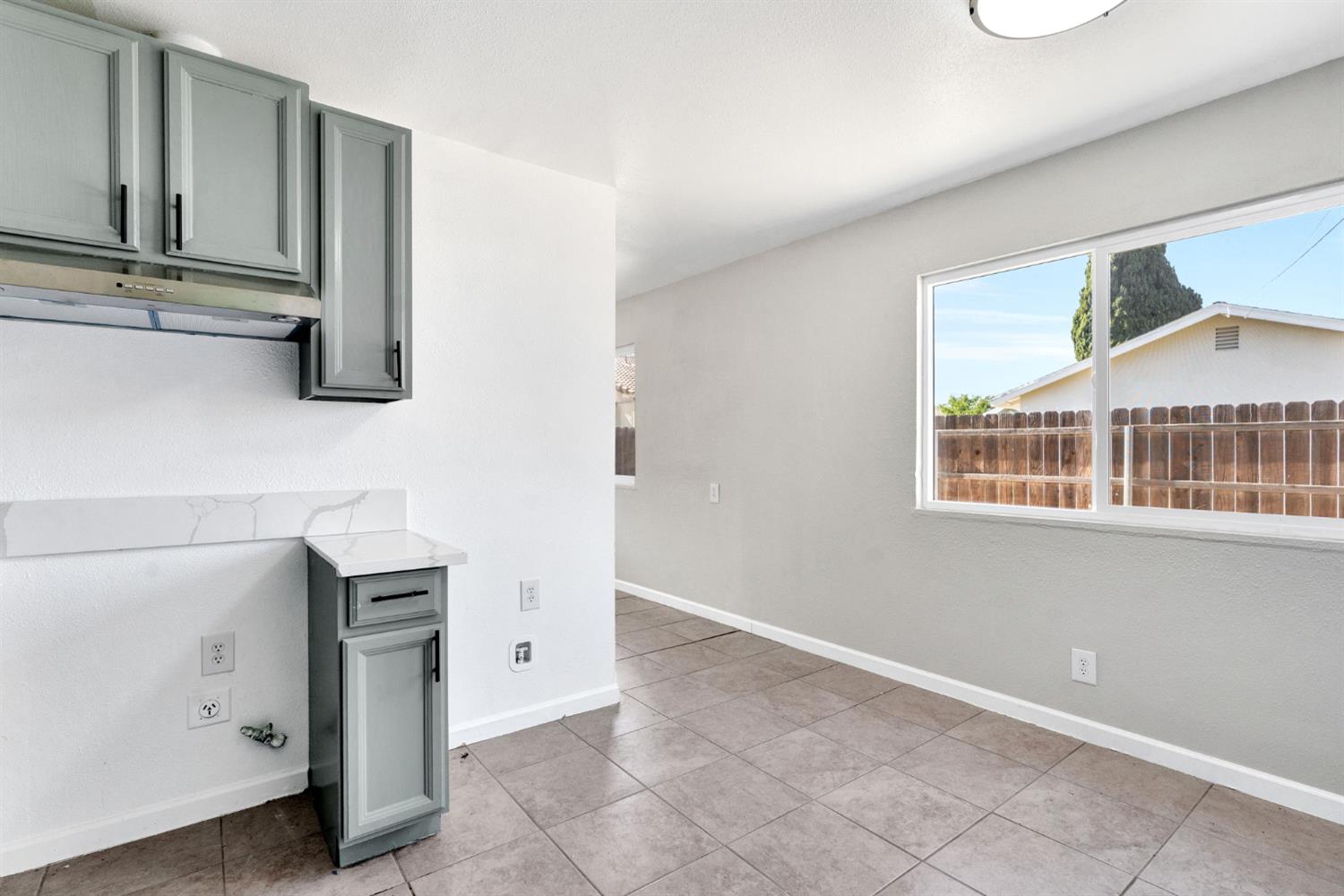 421 E 11Th St, Hanford, CA 93230