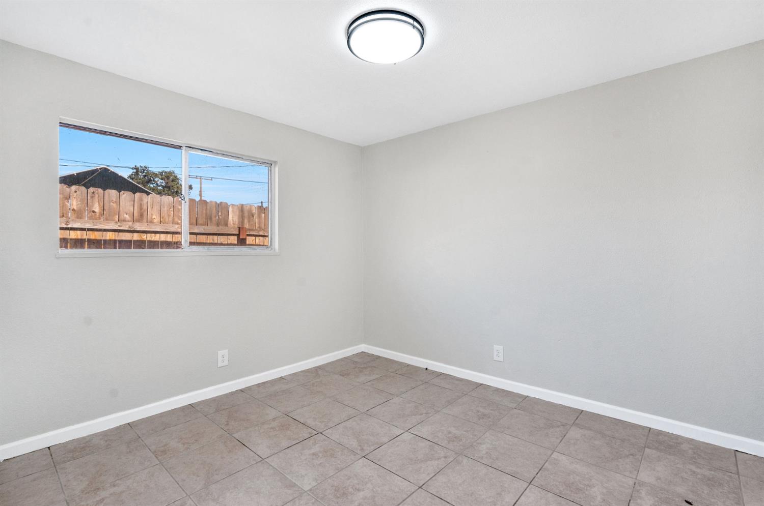 421 E 11Th St, Hanford, CA 93230