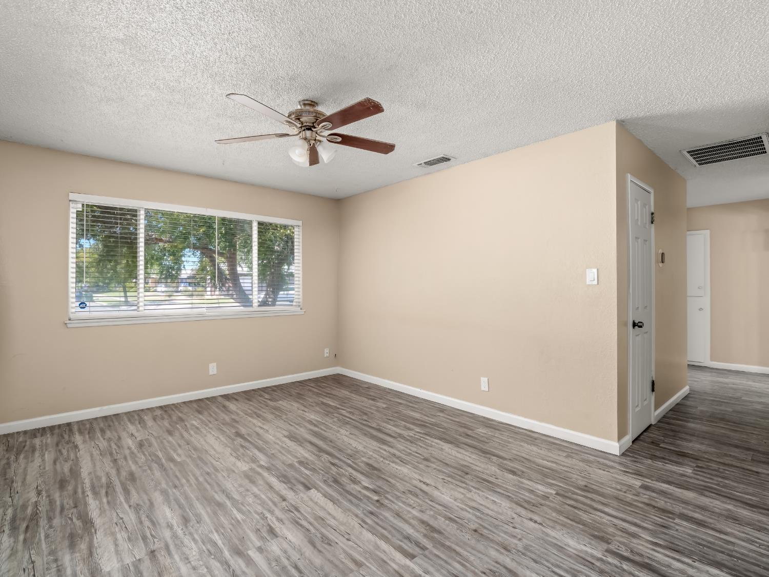3576 N Marks Ave, Fresno, CA 93722