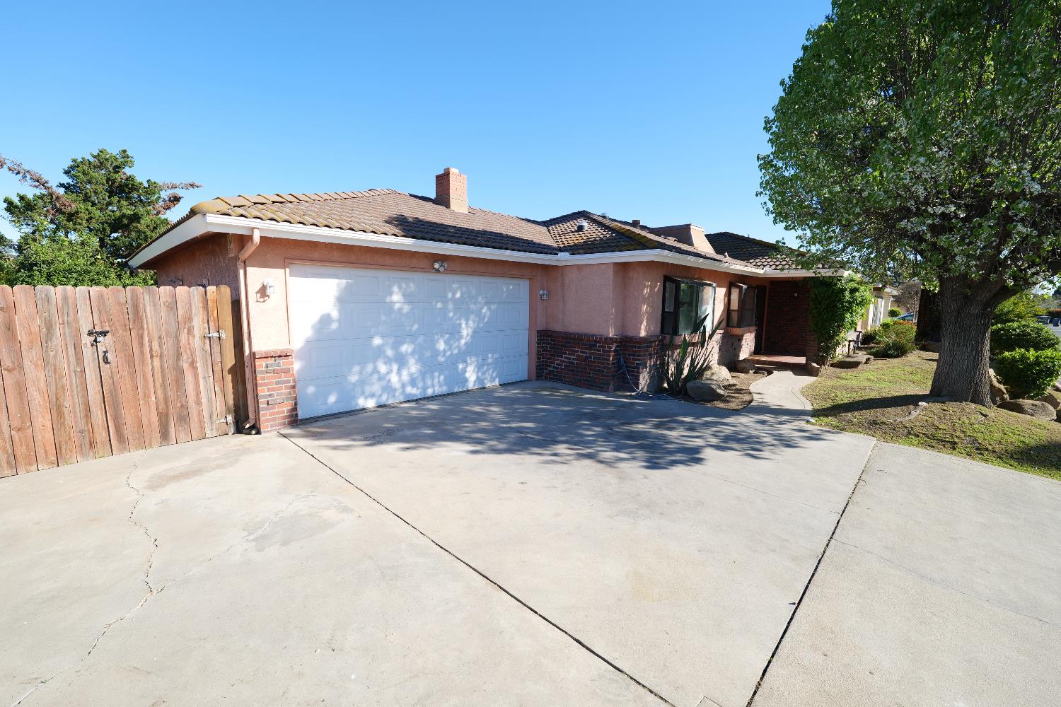 7684 N 6Th St, Fresno, CA 93720