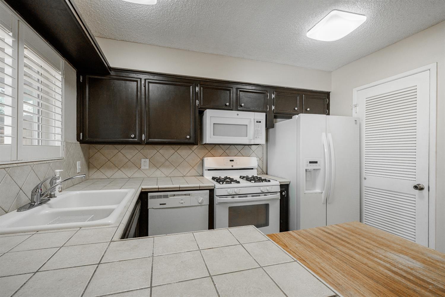 4849 N 7th St #E, Fresno, CA 93726