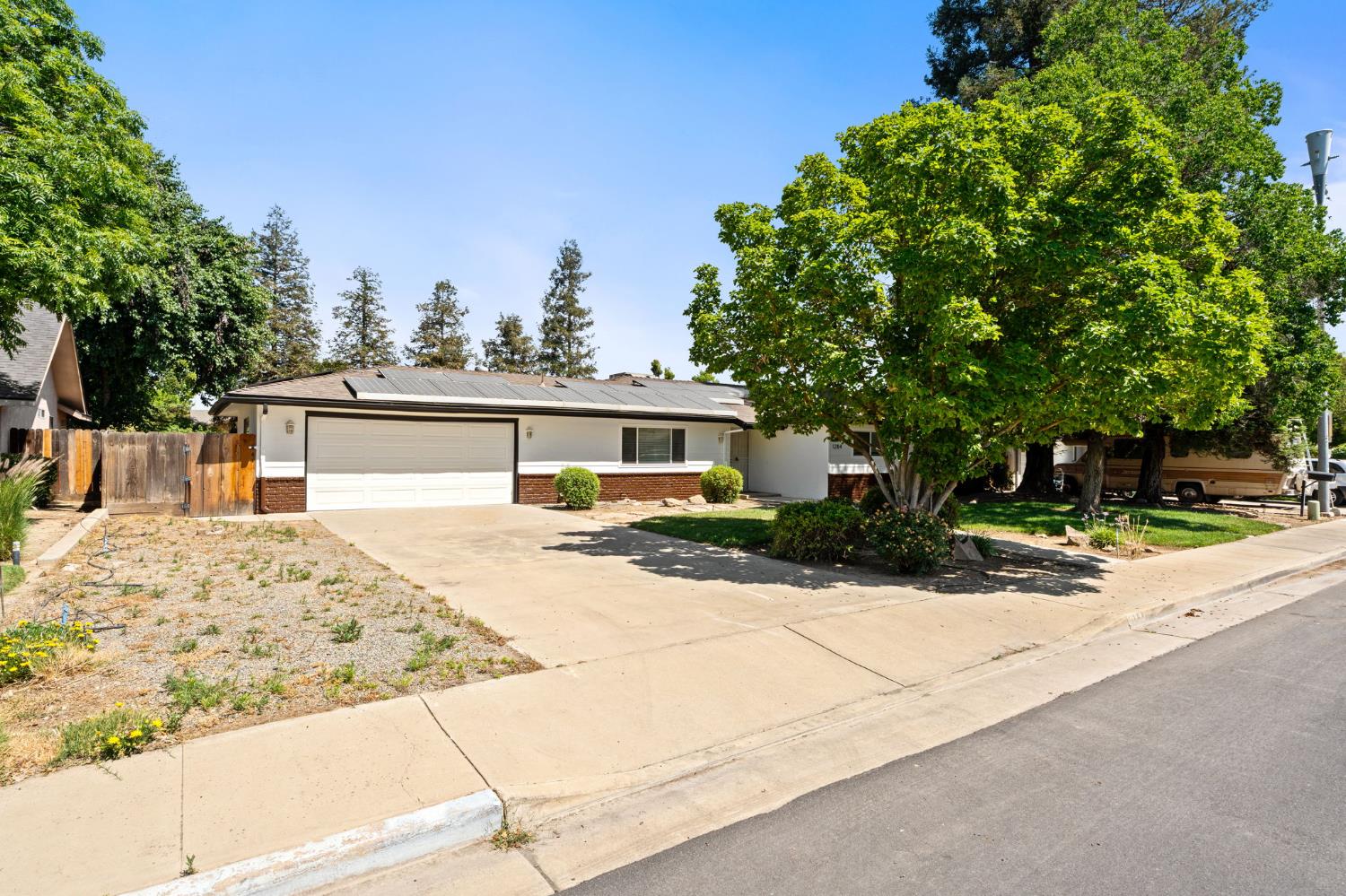 1284 N Riverview Ave, Reedley, CA 93654