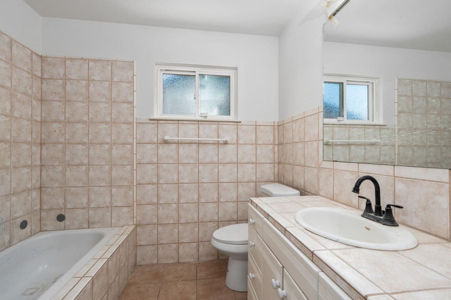 1284 N Riverview Ave, Reedley, CA 93654