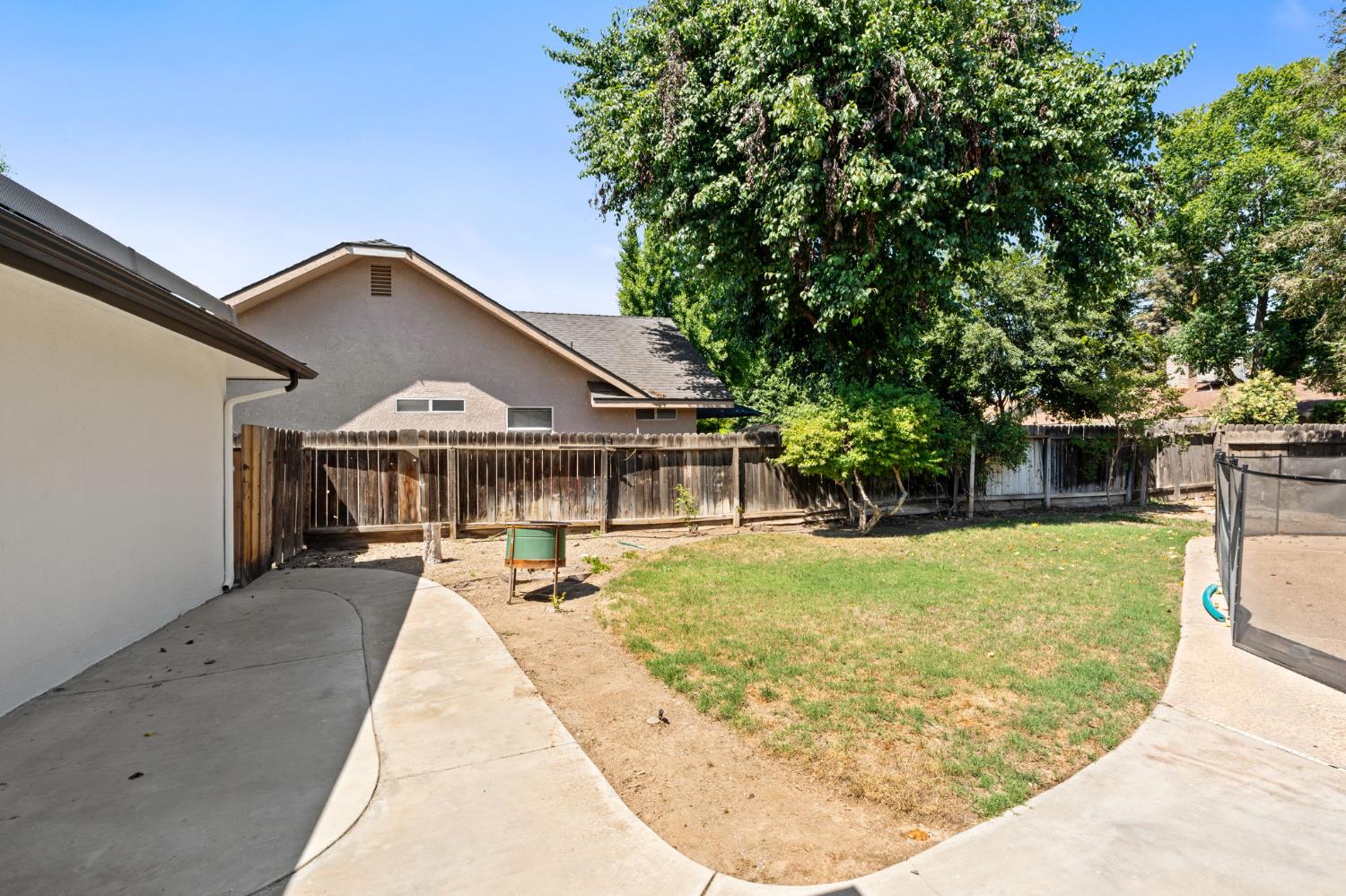 1284 N Riverview Ave, Reedley, CA 93654