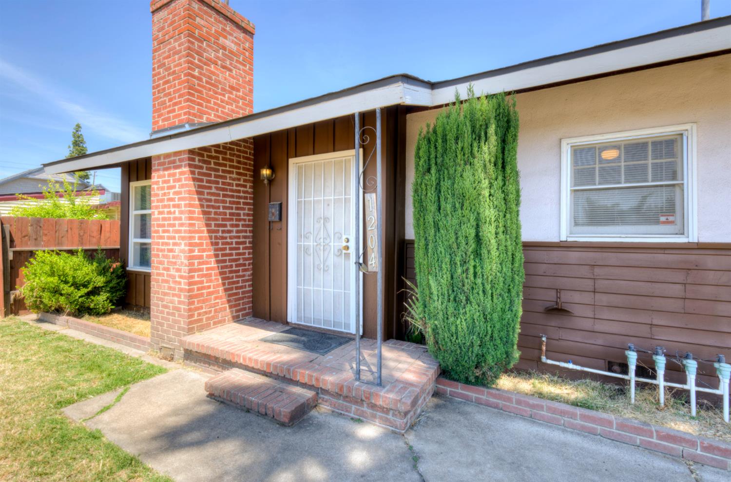 1204 W Yale Ave, Fresno, CA 93705