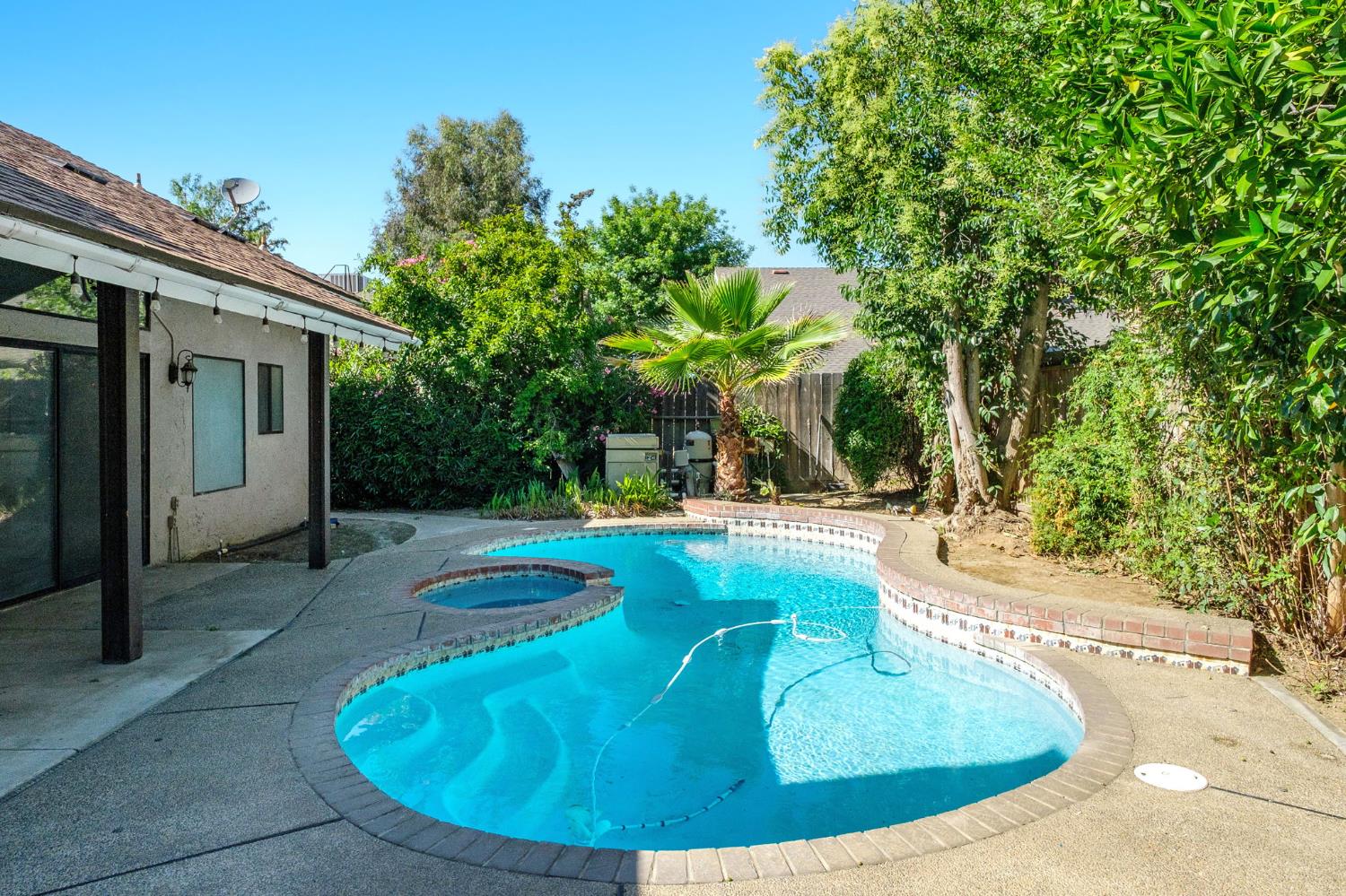 7570 N 6Th St, Fresno, CA 93720