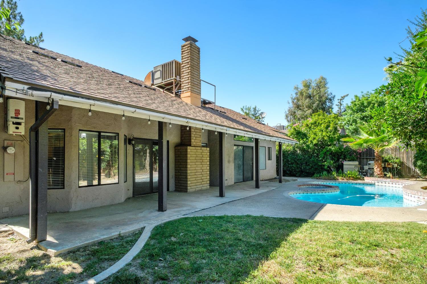 7570 N 6Th St, Fresno, CA 93720