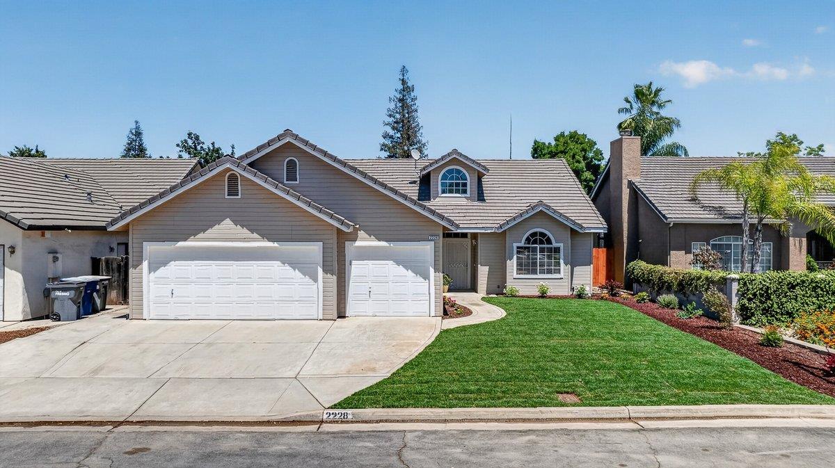 2228 E Yeargin Dr, Fresno, CA 93720
