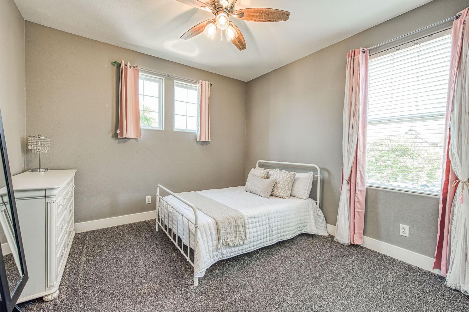11079 E Mitchell Peak Way, Clovis, CA 93619