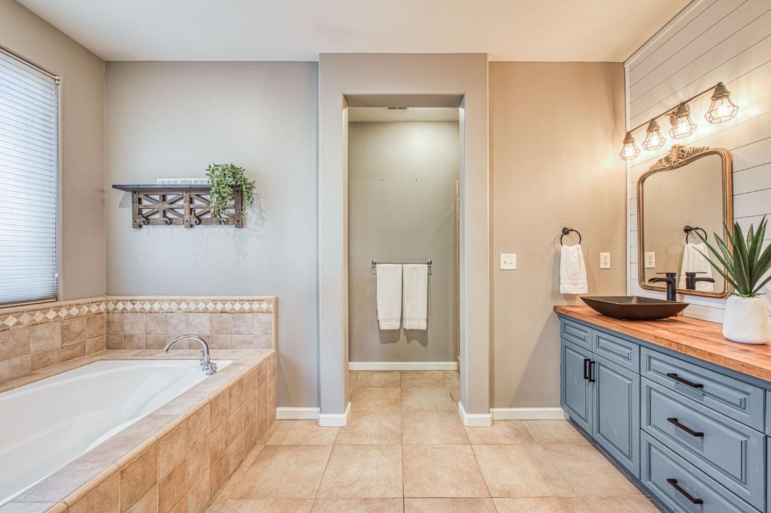 11079 E Mitchell Peak Way, Clovis, CA 93619